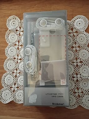 Brookstone  Vintage Universal Mini MP3 Case, Holds Players As I Pod Mini